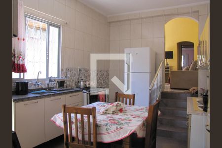 Casa à venda com 215m², 2 quartos e 2 vagasCozinha