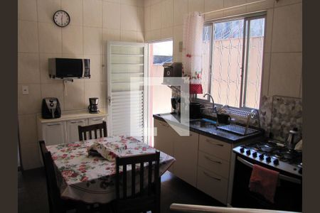 Casa à venda com 215m², 2 quartos e 2 vagasCozinha