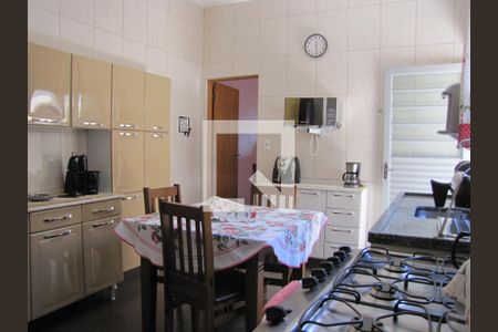 Casa à venda com 215m², 2 quartos e 2 vagasCozinha