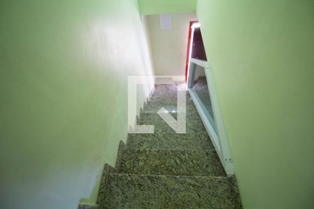 Casa para alugar com 100m², 2 quartos e 2 vagas Casa para alugar com 100m², 2 quartos e 2 vagasEscada