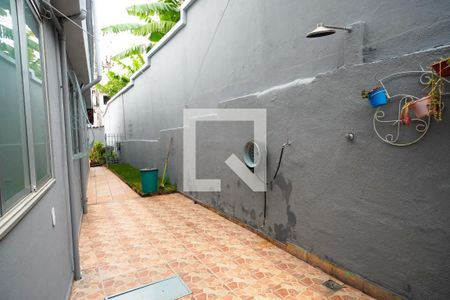 Casa para alugar com 250m², 4 quartos e 3 vagas Casa para alugar com 250m², 4 quartos e 3 vagasCorredo lateral da casa