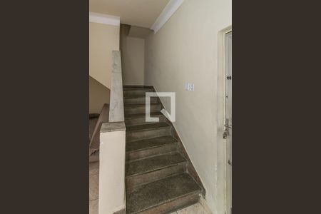 Sala - Acesso ao 2º andar de casa à venda com 2 quartos, 103m² em Brás de Pina, Rio de Janeiro