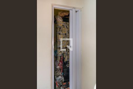 Casa à venda com 103m², 2 quartos e sem vaga Casa à venda com 103m², 2 quartos e sem vagaSala de Estar (2º andar) - Armário