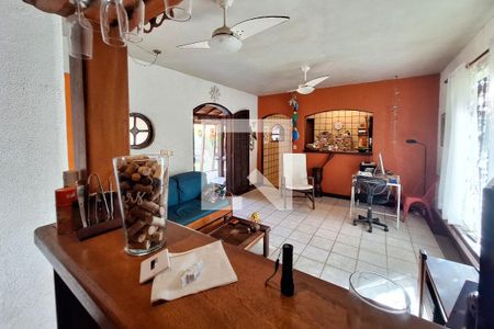 Sala de casa à venda com 3 quartos, 556m² em Camboinhas, Niterói