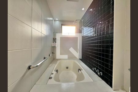 Apartamento à venda com 318m², 5 quartos e 4 vagasSuíte 1 - Banheiro