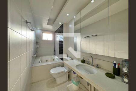 Apartamento à venda com 318m², 5 quartos e 4 vagasSuíte 1 - Banheiro