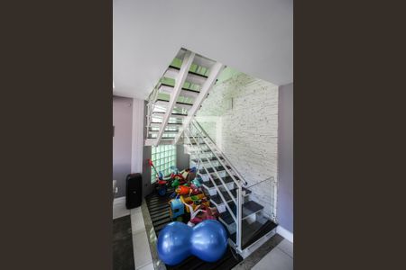Escada de casa de condomínio para alugar com 4 quartos, 171m² em Califórnia, Nova Iguaçu