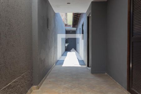 Casa à venda com 120m², 2 quartos e 2 vagas Casa à venda com 120m², 2 quartos e 2 vagasCorredor lateral
