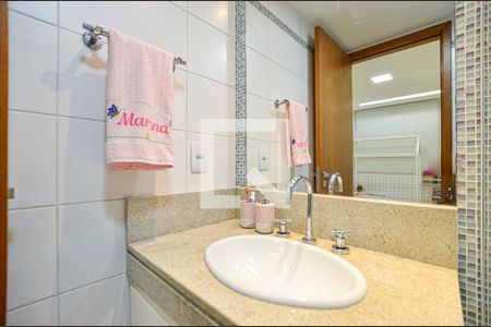 Apartamento à venda com 76m², 2 quartos e 2 vagasBanheiro da Suíte 2