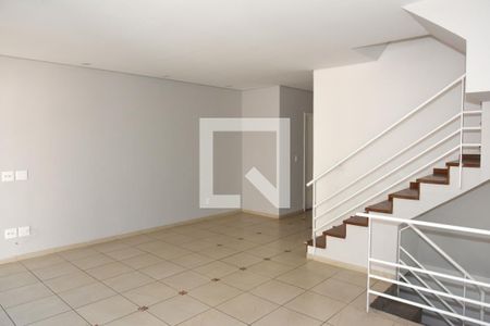 Sala de casa de condomínio para alugar com 3 quartos, 148m² em Vila Sofia, São Paulo