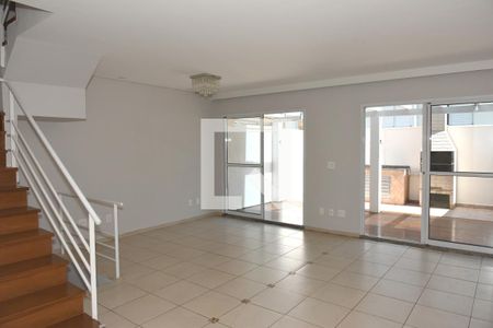 Sala de casa de condomínio para alugar com 3 quartos, 148m² em Vila Sofia, São Paulo