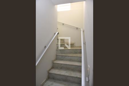 Casa para alugar com 158m², 3 quartos e 2 vagasEscada