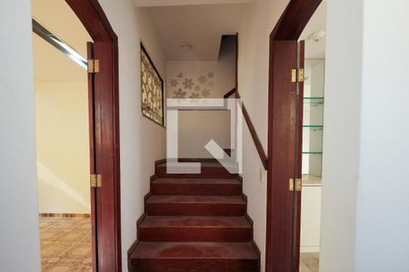 Casa à venda com 210m², 3 quartos e 1 vagaEscada