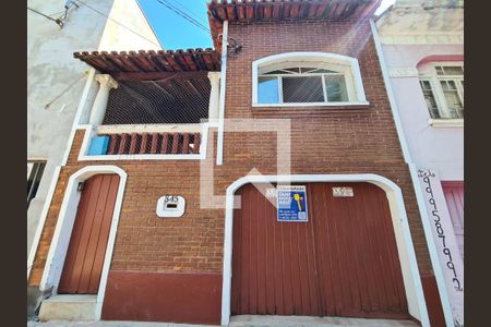 Casa à venda com 220m², 3 quartos e 2 vagas Casa à venda com 220m², 3 quartos e 2 vagasFachada