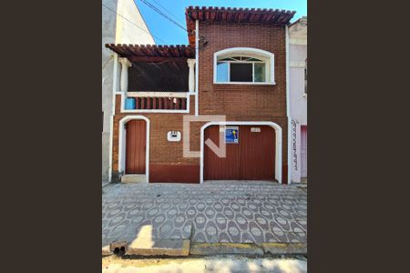 Casa à venda com 220m², 3 quartos e 2 vagas Casa à venda com 220m², 3 quartos e 2 vagasFachada