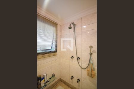 Apartamento à venda com 242m², 3 quartos e 4 vagas Apartamento à venda com 242m², 3 quartos e 4 vagasChuveiro do banheiro da suíte 3