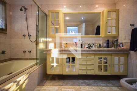 Apartamento à venda com 242m², 3 quartos e 4 vagas Apartamento à venda com 242m², 3 quartos e 4 vagasBanheiro suíte 3
