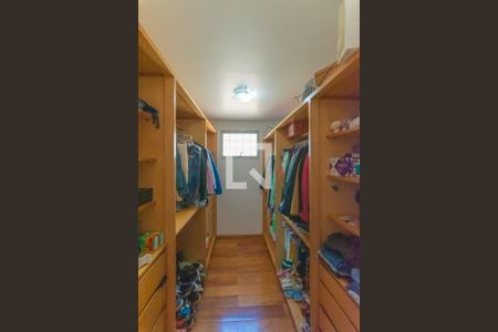 Casa à venda com 530m², 5 quartos e 5 vagas Casa à venda com 530m², 5 quartos e 5 vagasCloset da Suíte 1