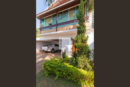 Casa à venda com 530m², 5 quartos e 5 vagas Casa à venda com 530m², 5 quartos e 5 vagasGaragem