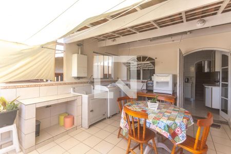 Casa à venda com 210m², 4 quartos e 2 vagas Casa à venda com 210m², 4 quartos e 2 vagasÁrea de serviço