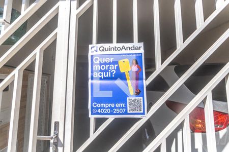 Casa à venda com 210m², 4 quartos e 2 vagas Casa à venda com 210m², 4 quartos e 2 vagasFachada