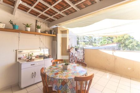 Casa à venda com 210m², 4 quartos e 2 vagas Casa à venda com 210m², 4 quartos e 2 vagasÁrea de serviço