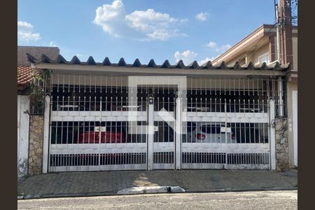 Casa à venda com 240m², 3 quartos e 3 vagas Casa à venda com 240m², 3 quartos e 3 vagasFachada