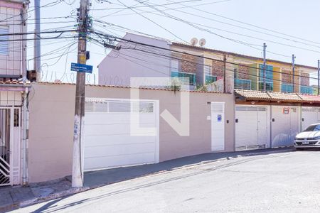 Casa à venda com 160m², 3 quartos e 3 vagas Casa à venda com 160m², 3 quartos e 3 vagasFachada