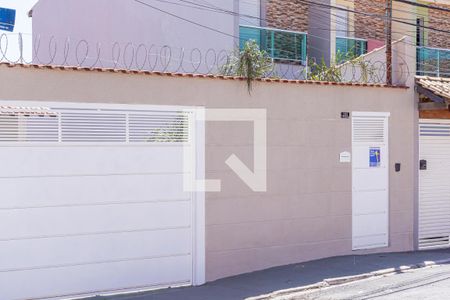 Casa à venda com 160m², 3 quartos e 3 vagas Casa à venda com 160m², 3 quartos e 3 vagasFachada