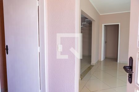 Casa à venda com 160m², 3 quartos e 3 vagas Casa à venda com 160m², 3 quartos e 3 vagasCorredor