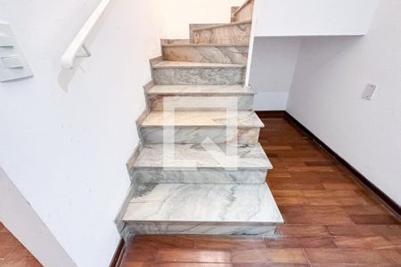 Escada de casa para alugar com 3 quartos, 160m² em Alto da Lapa, São Paulo