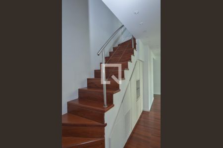 Apartamento para alugar com 106m², 3 quartos e 2 vagas Apartamento para alugar com 106m², 3 quartos e 2 vagasEscada