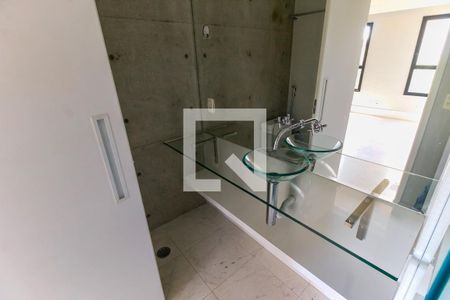 Banheiro de apartamento à venda com 1 quarto, 70m² em Vila Suzana, São Paulo