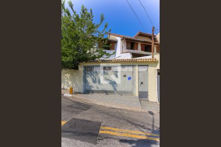 Casa à venda com 63m², 2 quartos e 2 vagas Casa à venda com 63m², 2 quartos e 2 vagasFachada