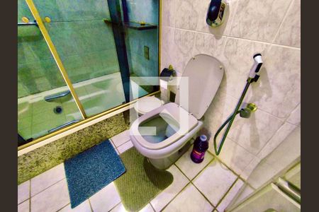 Apartamento à venda com 107m², 4 quartos e sem vaga Apartamento à venda com 107m², 4 quartos e sem vagaBanheiro social