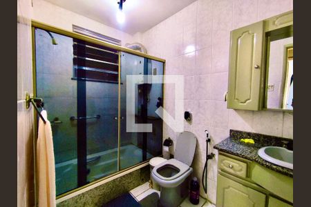 Apartamento à venda com 107m², 4 quartos e sem vaga Apartamento à venda com 107m², 4 quartos e sem vagaBanheiro social