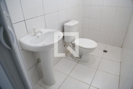 Banheiro de casa para alugar com 1 quarto, 30m² em Piqueri, São Paulo