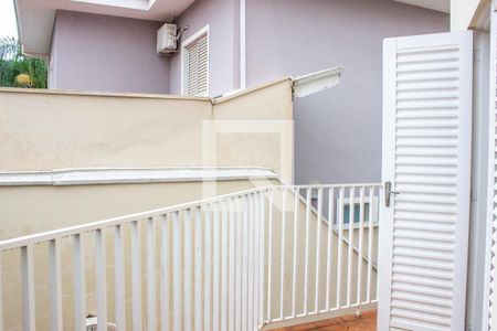 Casa à venda com 243m², 4 quartos e 3 vagas Casa à venda com 243m², 4 quartos e 3 vagasSacada do Quarto 1 e 2