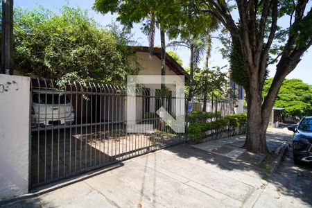 Casa para alugar com 234m², 3 quartos e 6 vagasFachada