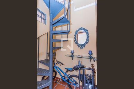 Casa à venda com 197m², 3 quartos e 4 vagasEscada garagem