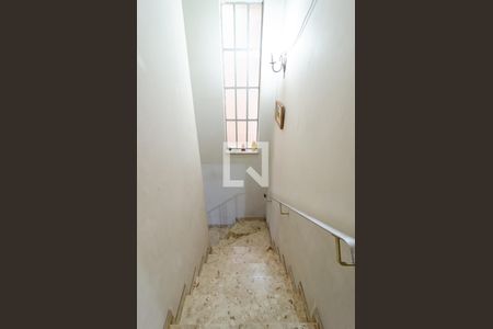 Casa à venda com 196m², 4 quartos e 2 vagas Casa à venda com 196m², 4 quartos e 2 vagasEscadas