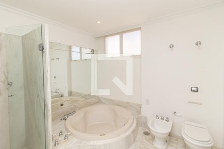 Apartamento à venda com 260m², 3 quartos e 2 vagasBanheiro 4