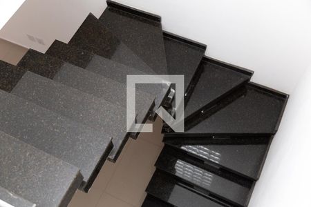 Casa à venda com 122m², 3 quartos e 2 vagas Casa à venda com 122m², 3 quartos e 2 vagasEscada