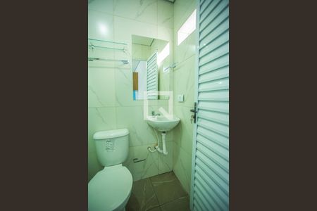 Banheiro de casa de condomínio para alugar com 1 quarto, 24m² em Parque Imperial, São Paulo