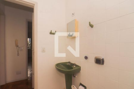 Banheiro de kitnet/studio à venda com 1 quarto, 29m² em Santa Cecília, Porto Alegre