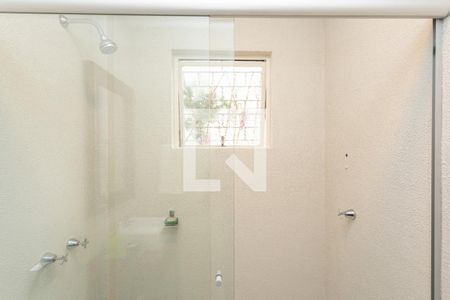 Banheiro de apartamento para alugar com 1 quarto, 39m² em Santa Cecília, Porto Alegre