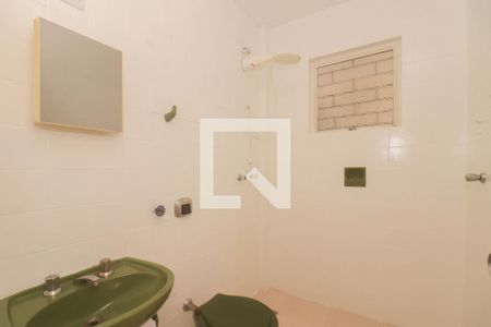 Banheiro de kitnet/studio à venda com 1 quarto, 29m² em Santa Cecília, Porto Alegre