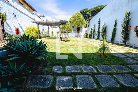 Casa à venda com 90m², 4 quartos e 8 vagas Casa à venda com 90m², 4 quartos e 8 vagasQuintal