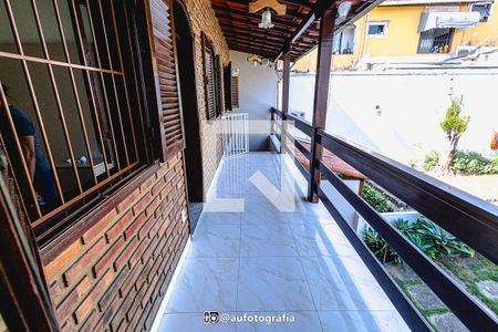 Casa à venda com 90m², 4 quartos e 8 vagas Casa à venda com 90m², 4 quartos e 8 vagasVaranda