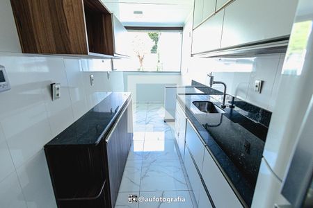 Casa à venda com 90m², 4 quartos e 8 vagas Casa à venda com 90m², 4 quartos e 8 vagasCozinha